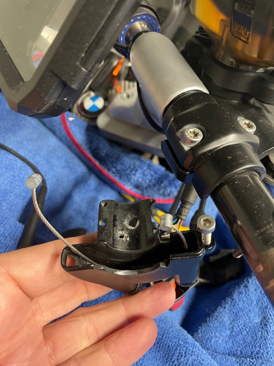 Throttle cable attachment