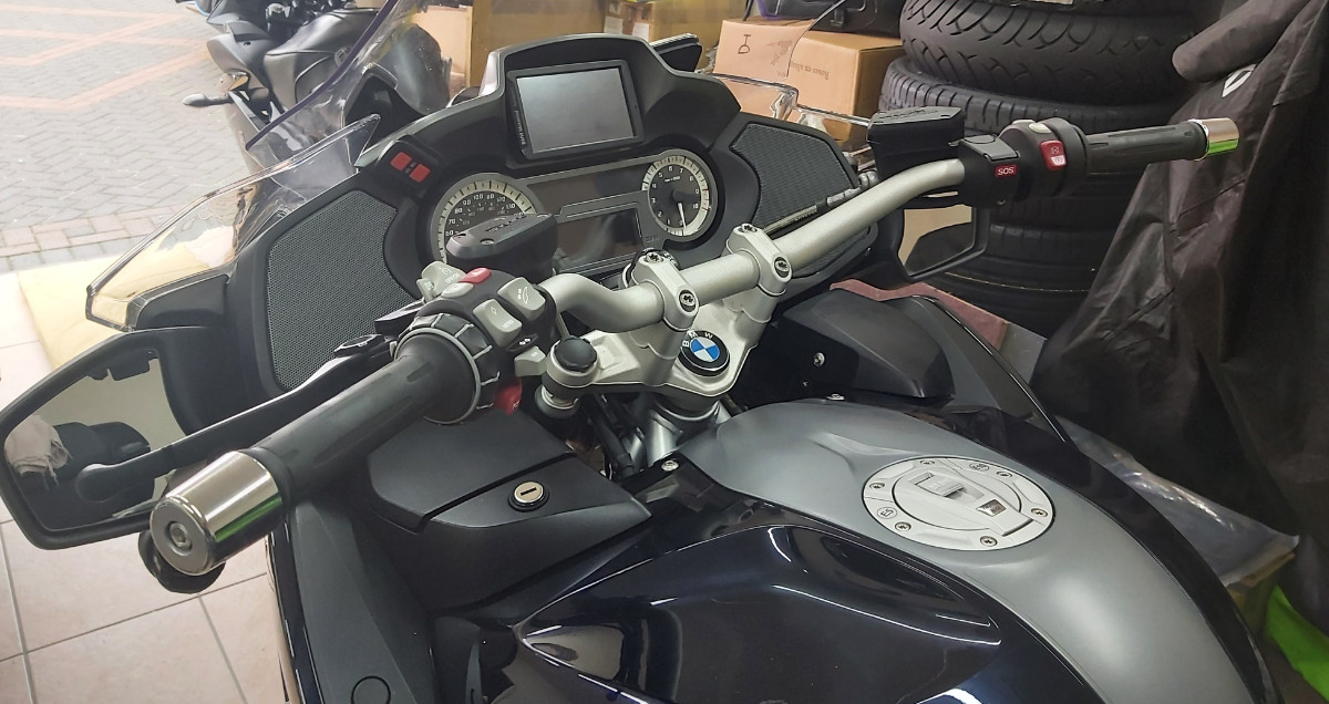 GS handlebars fitted on a RT.jpg