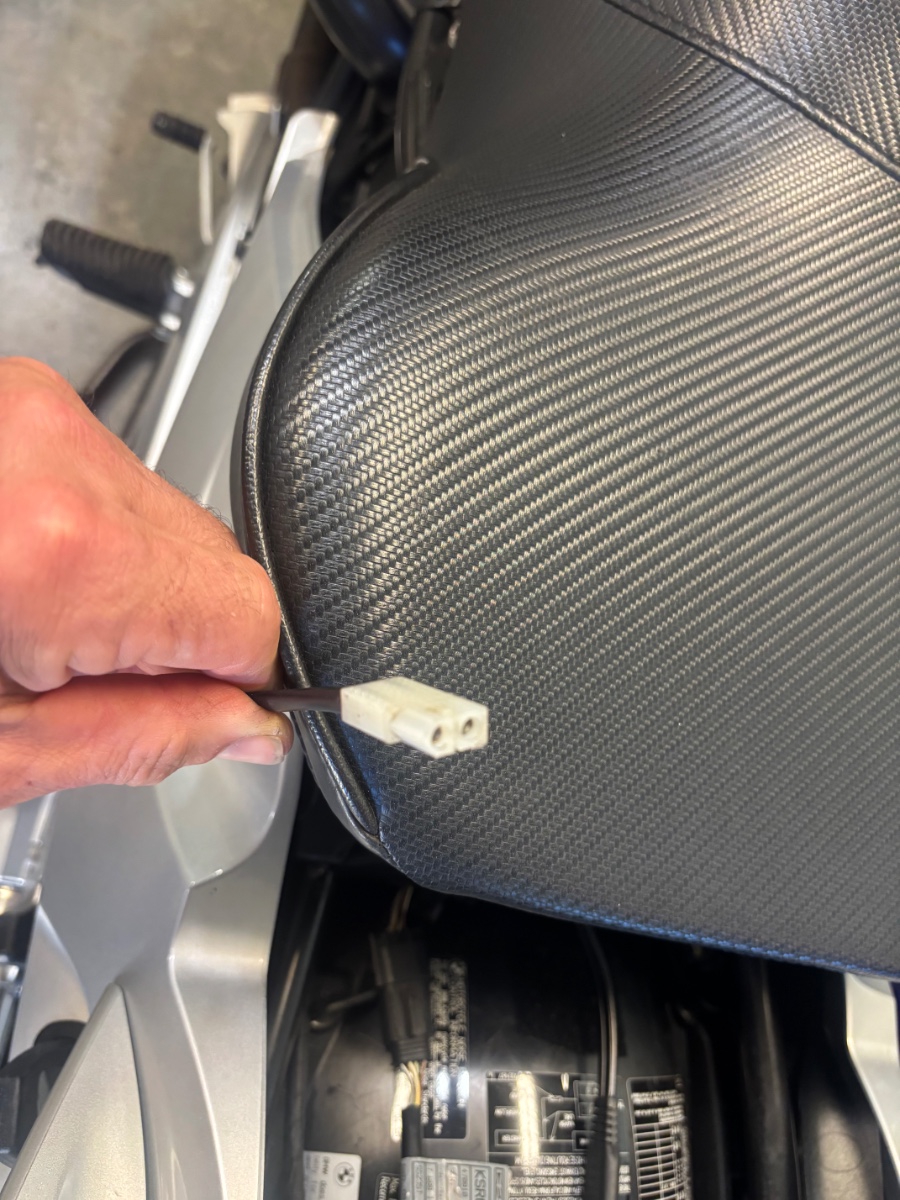 Seat heat connector